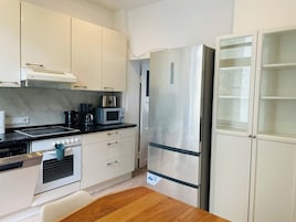 Refrigerador con freezer, microondas, horno, placa de cocina