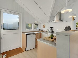 Réfrigérateur, micro-ondes, batterie de cuisine, vaisselle et ustensiles