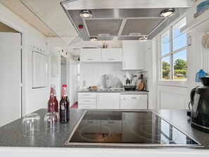 Kjøleskap, mikrobølgeovn, ovn og oppvaskmaskin