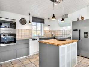 Køleskab, mikrobølgeovn, opvaskemaskine, køkkentøj/tallerkener/redskaber