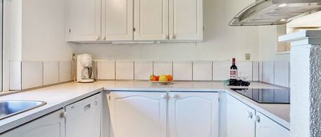 Jääkaappi, mikroaaltouuni, uuni, astianpesukone