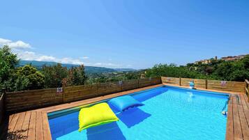 Una piscina al aire libre de temporada (de 09:00 a 18:30), sombrillas