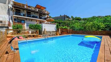 Una piscina al aire libre de temporada (de 09:00 a 18:30), sombrillas