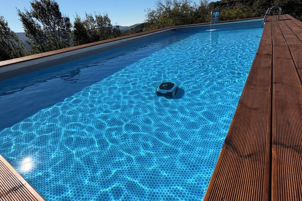 Piscina stagionale all'aperto, ombrelloni da piscina, lettini