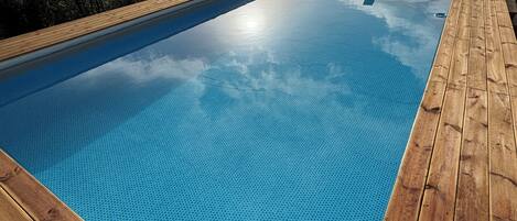 Außenpool (je nach Saison geöffnet), Sonnenschirme, Liegestühle