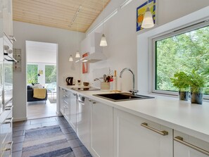 Een koelkast, een oven, een vaatwasser, een kinderstoel