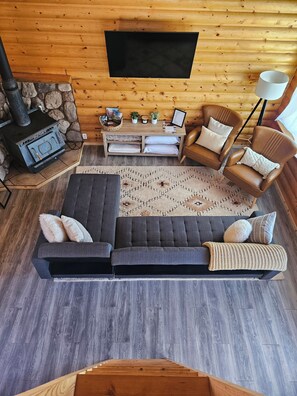 Cabaña | Área de sala de estar | Televisión de pantalla plana, chimenea y reproductor de DVD 