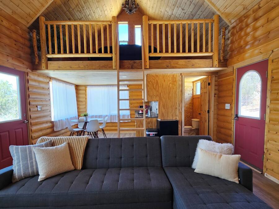 Ferienhütte | Wohnbereich | 70-Zoll-Flachbildfernseher mit Digitalempfang, Kamin, DVD-Player