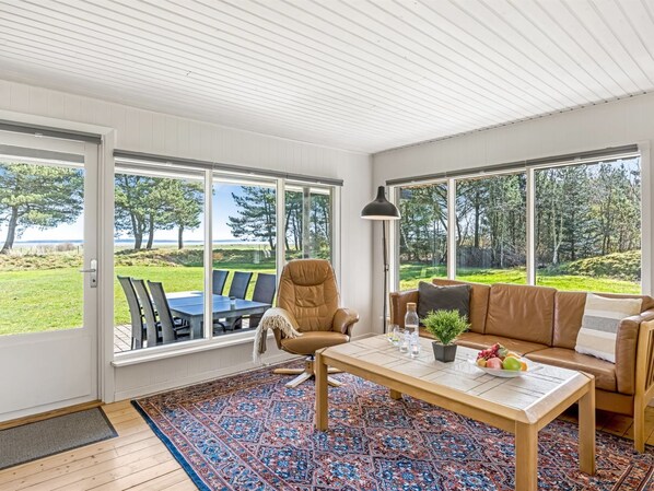 Una televisión, una chimenea