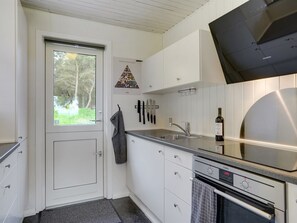 Frigorífico, microondas, horno y lavavajillas