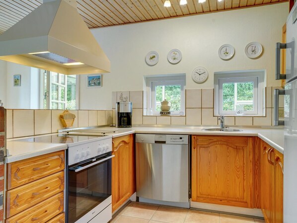 Fridge, microwave, dishwasher, cookware/dishes/utensils
