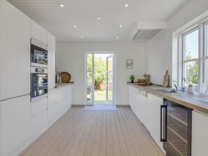 Kjøleskap, mikrobølgeovn, ovn og oppvaskmaskin