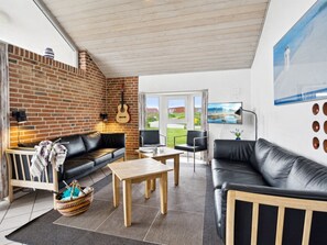 Televisión y chimenea 