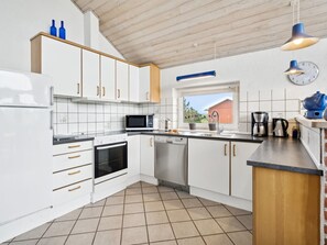 Refrigerador, microondas, lavavajillas y periquera