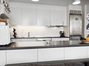 Kühlschrank, Mikrowelle, Ofen, Geschirrspüler