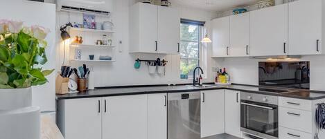 Kühlschrank, Mikrowelle, Geschirrspüler, Kochgeschirr/Geschirr/Besteck