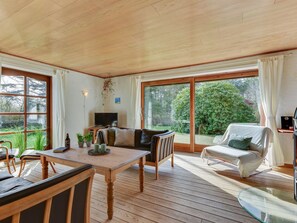 TV, fireplace, DVD player