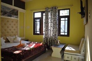 Escritorio, wifi gratis y ropa de cama