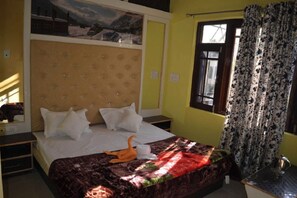 Escritorio, wifi gratis y ropa de cama