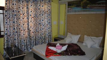 Deluxe Double Room | Desk, free WiFi, bed sheets