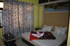 Escritorio, wifi gratis y ropa de cama