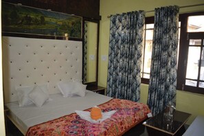 Deluxe Double Room | Desk, free WiFi, bed sheets - Goroomgo Nice One Palace Srinagar (Srinagar)