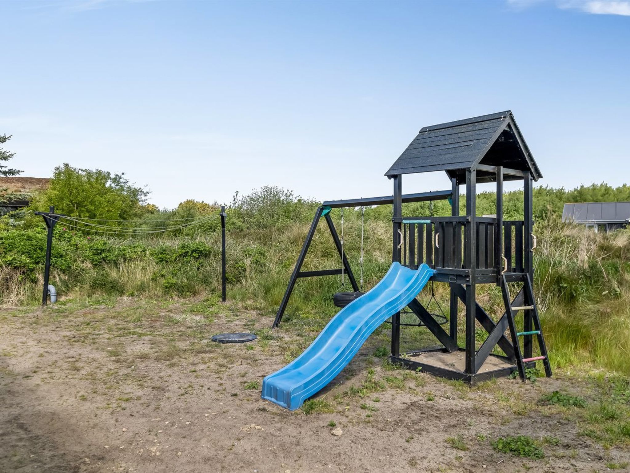 Ein Spielplatz mit Rutsche und Klettergerüst.