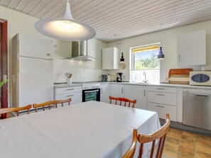 Réfrigérateur, four, lave-vaisselle, chaise haute