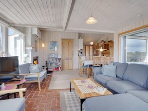 Een televisie en een open haard