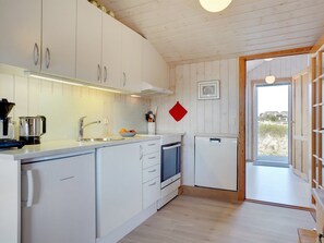 Refrigerador, microondas, lavavajillas y utensilios de cocina