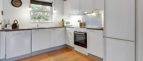 Kühlschrank, Mikrowelle, Ofen, Geschirrspüler