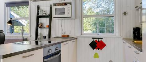 Kühlschrank, Mikrowelle, Geschirrspüler, Kochgeschirr/Geschirr/Besteck