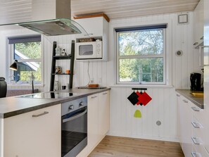 Kühlschrank, Mikrowelle, Geschirrspüler, Kochgeschirr/Geschirr/Besteck