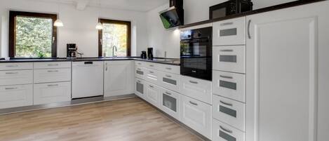 Fridge, microwave, dishwasher, cookware/dishes/utensils