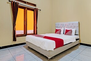 Deluxe Double Room | Bed sheets - Hotel O Artana Bed and Breakfast.NearSitu Cileunca (Pangalengan)