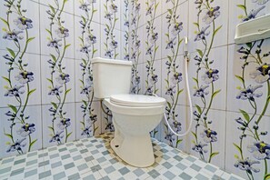 Deluxe Double Room | Bathroom | Shower, towels, toilet paper - Hotel O Artana Bed and Breakfast.NearSitu Cileunca (Pangalengan)