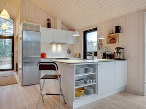 Kylskåp, mikrovågsugn, ugn och diskmaskin