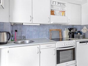 Frigorifero, forno, lavastoviglie, pentole/stoviglie/utensili