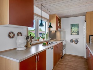 Køleskab, mikrobølgeovn, opvaskemaskine, køkkentøj/tallerkener/redskaber