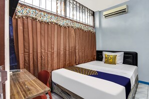 Economy Single Room | Bed sheets - SPOT ON 90147 Gosepa Ambengan Plaza (Surabaya)