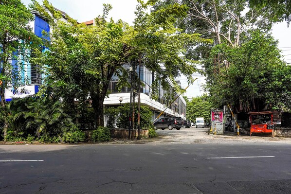 Exterior - SPOT ON 90147 Gosepa Ambengan Plaza (Surabaya)