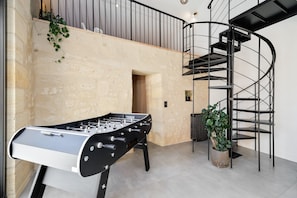 Games room - Villa '10 Personnes' with Private Pool, Wi-Fi and Air Conditioning (Montagne)