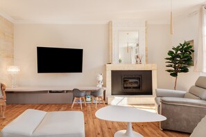 TV, fireplace - Villa '10 Personnes' with Private Pool, Wi-Fi and Air Conditioning (Montagne)