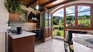 Køleskab, mikrobølgeovn, ovn, kogeplade