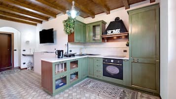 Frigorifero, microonde, forno, piano cottura