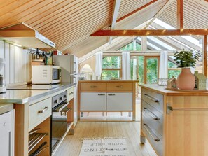 Kylskåp, diskmaskin och grytor/köksredskap