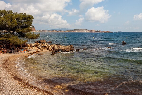 Una spiaggia nelle vicinanze