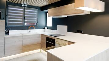 Jääkaappi, mikroaaltouuni, uuni, liesi