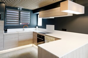 Jääkaappi, mikroaaltouuni, uuni, liesi