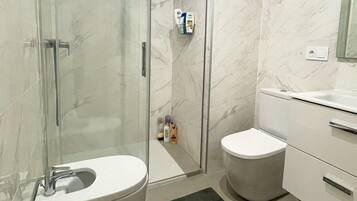 Regadera, secadora de cabello, toallas